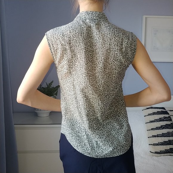 DONATED Sleeveless Button Down Blouse Size S - Picture 2 of 9